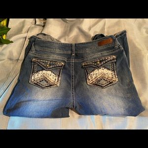 Wallflower distressed capris